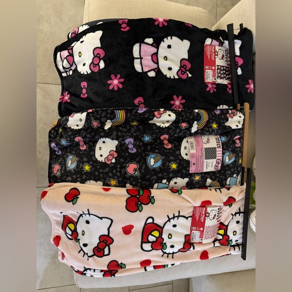 Hello kitty blankets bundle - Picture 2 of 3